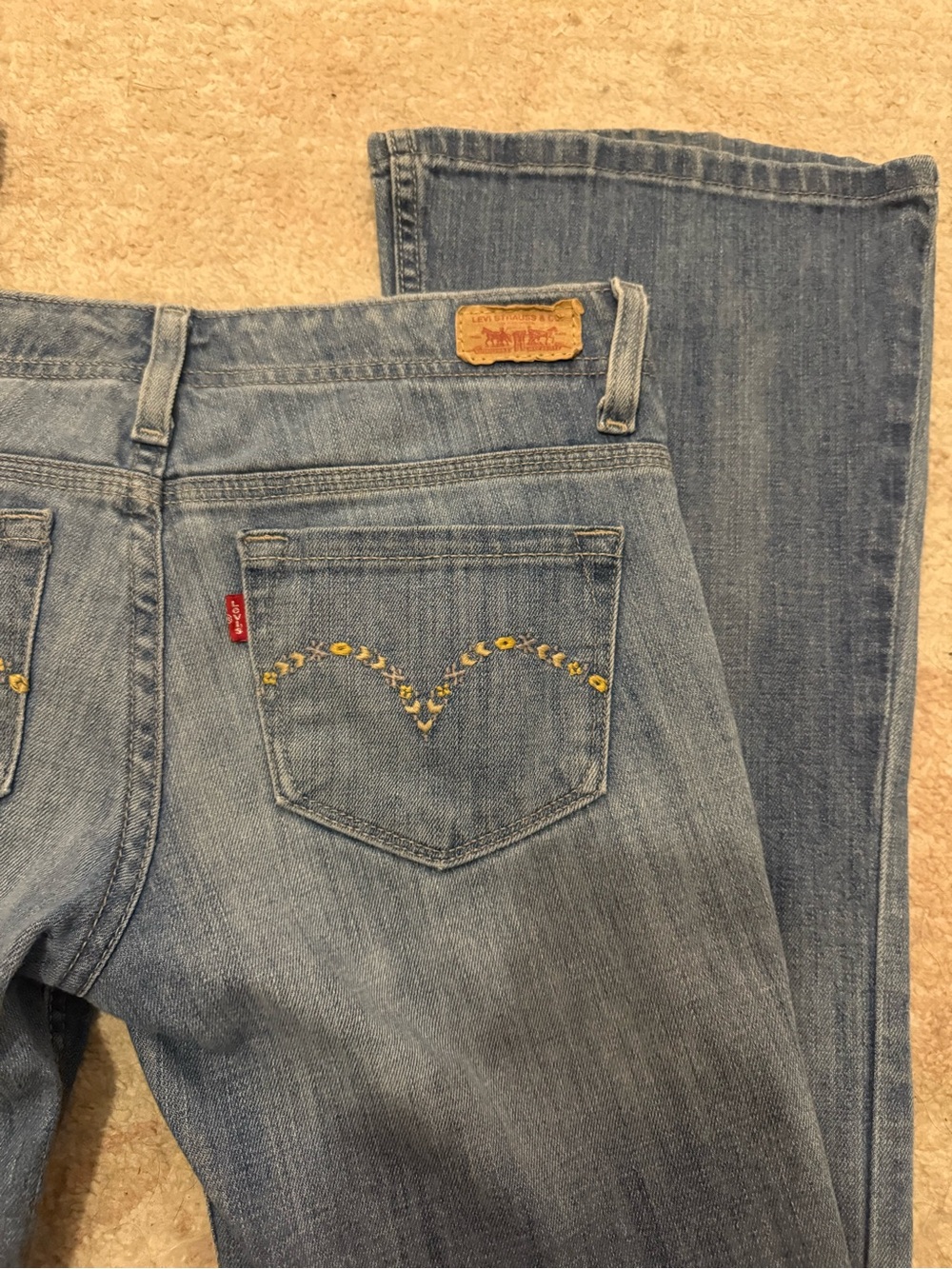 Vintage Y2K Levi's Women's embroidered jeans (bootcut) size 1 - Picture 4 of 6